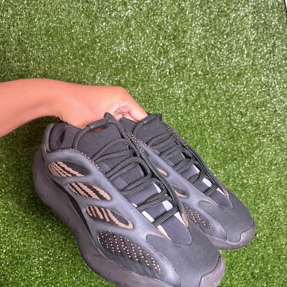 Clay brown v3 Yeezy 700 - Picture 4 of 7